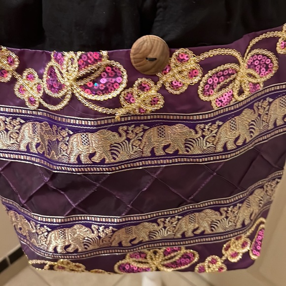 - Beautiful handbag golden elephant accents - Picture 3 of 10